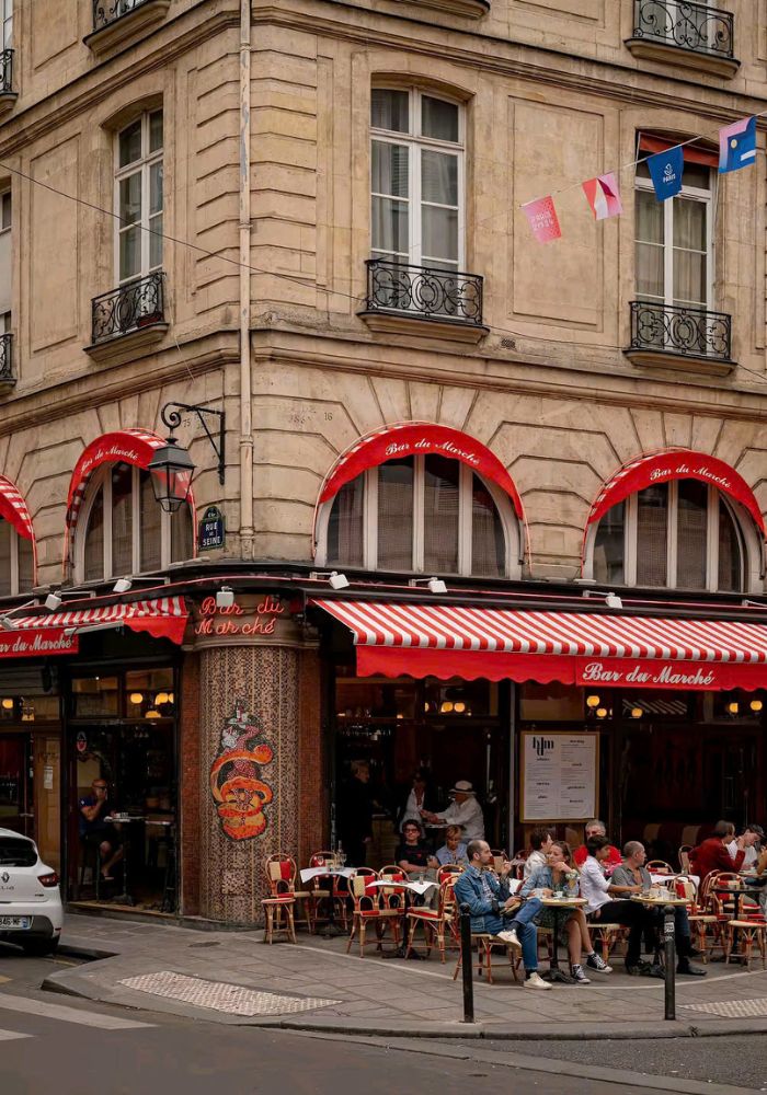 Ngồi nhâm nhi cà phê nóng và bánh croissant giòn tan ở quán nhỏ trên phố Saint Germain