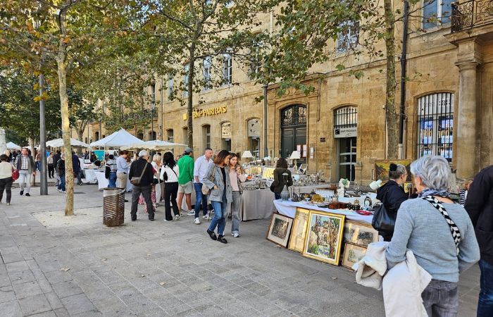 Du lịch Tết ở Pháp các cửa hàng địa phương bày bán quà lưu niệm thu hút du khách