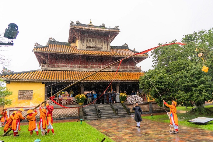 Lễ hội Tết ở Huế Hạ nêu báo hiệu kỳ nghỉ Tết đã khép lại