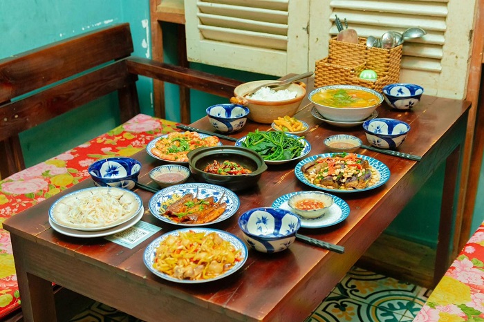 Buổi trưa khi lên lịch trình 2 ngày du lịch Đà Nẵng dịp Tết hãy thử thưởng thức cơm