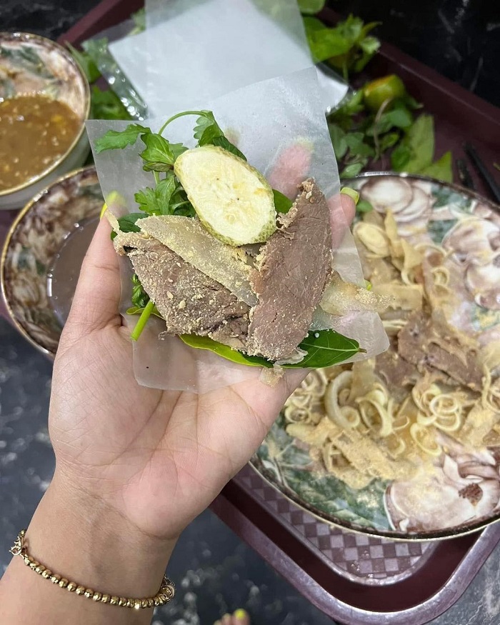 Bì bò là món ăn vặt ở Hải Phòng bán ở nhiều hàng quán