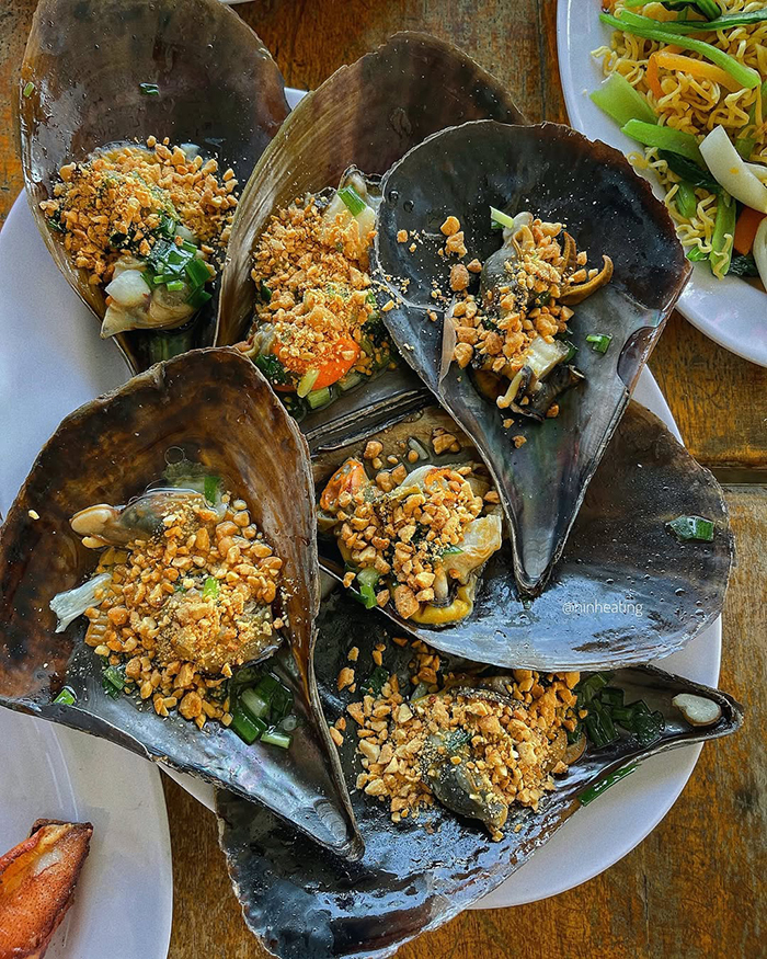 Làng chài Hàm Ninh có nhiều nhà hàng mở xuyên tết ở Phú Quốc