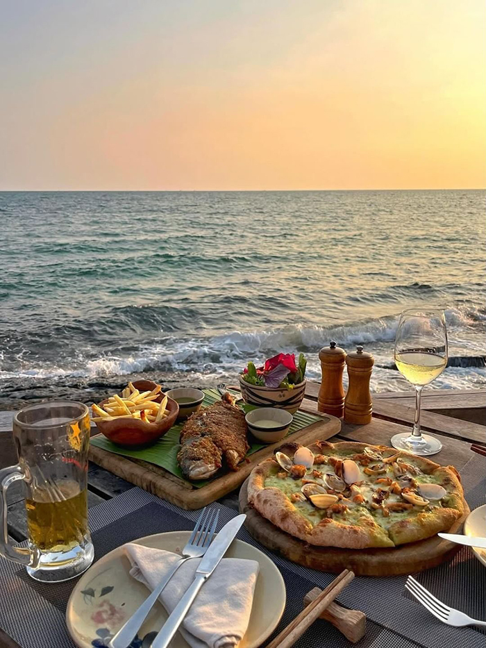 Nhà hàng On The Rock (trong Mango Bay Resort) mở xửa xuyên tết