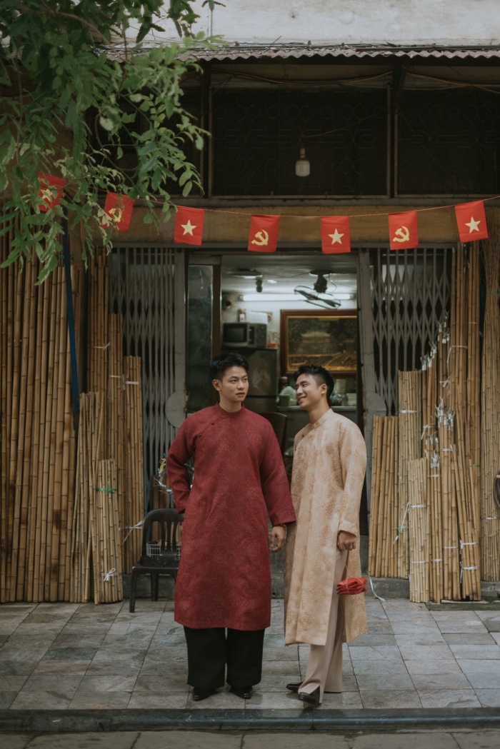 Chú Ninh và anh Âm sánh đôi trong tà áo dài truyền thống, tựa như bức tranh Tết xưa hiện về giữa phố phường Hà Nội.