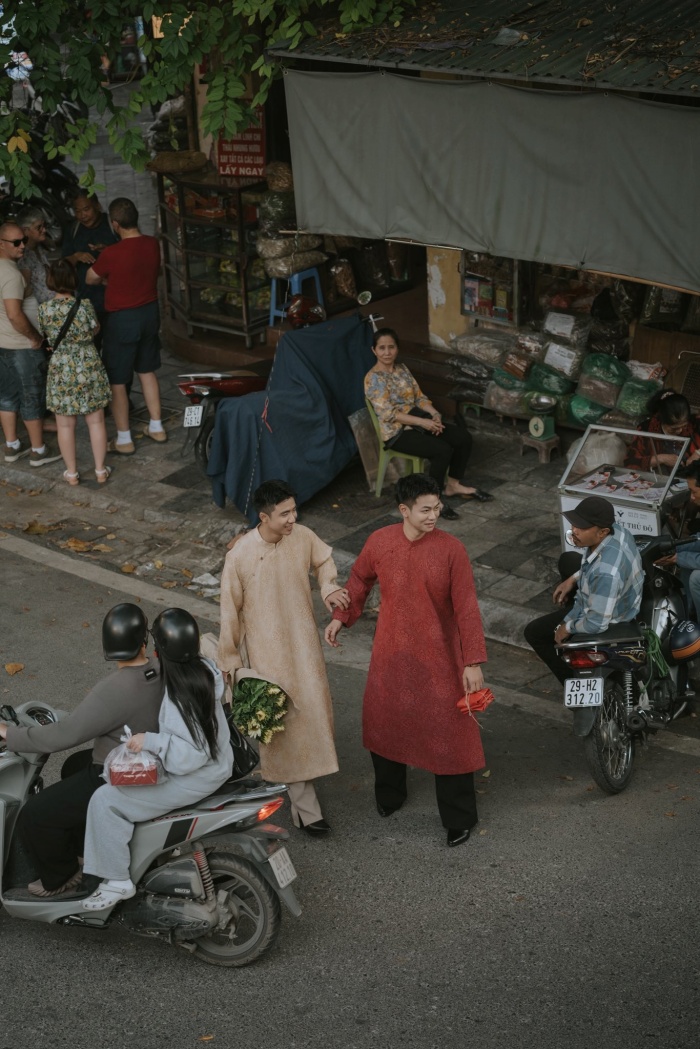 Một góc chụp từ trên cao thấy rõ sự giao thoa giữa thời trang truyền thống và kiến trúc cổ kính.