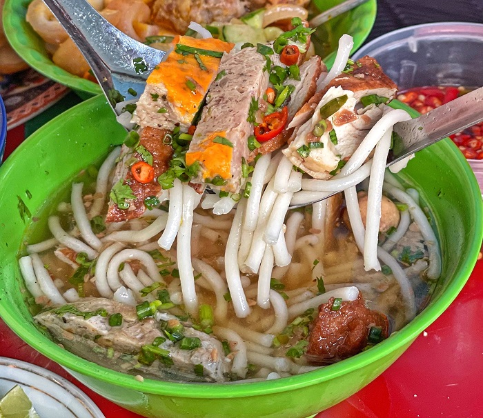 Tô bánh canh chả cá đầy ú ú ở quán ăn ngon tại Mũi Né