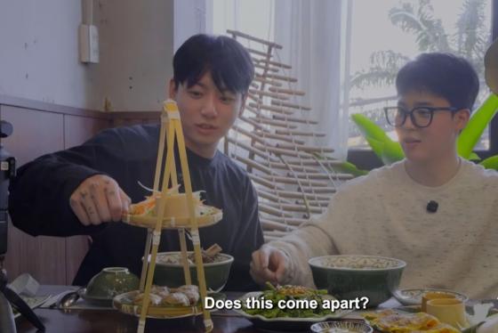 Jimin & Jungkook (BTS) hóa "chiến thần ẩm thực" ăn sập Đà Nẵng