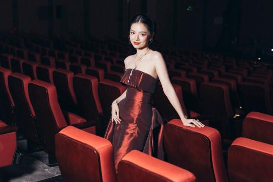 Lê Hạ Anh khoe gu thời trang sang trọng tại thành phố hoa lệ Paris