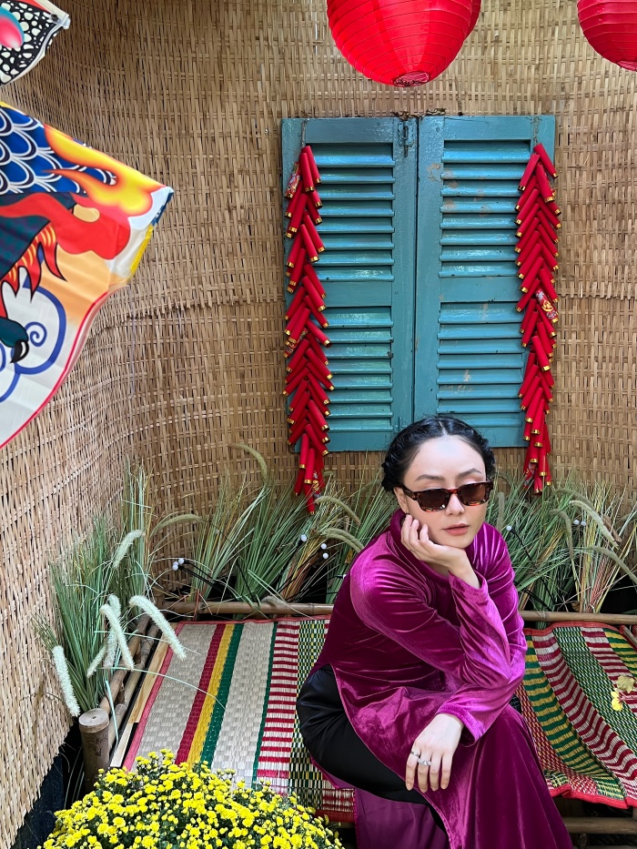 Giỏi - đẹp - tri thức là vậy, giữa thời đại mà những xu hướng thời trang nhanh lên ngôi. Trong bộ ảnh mới nhất với tà áo dài nhung tím, nữ diễn viên đã cho khán giả thấy rằng thời trang không chỉ là quần áo, mà là cách chúng ta kể câu chuyện của chính mình.