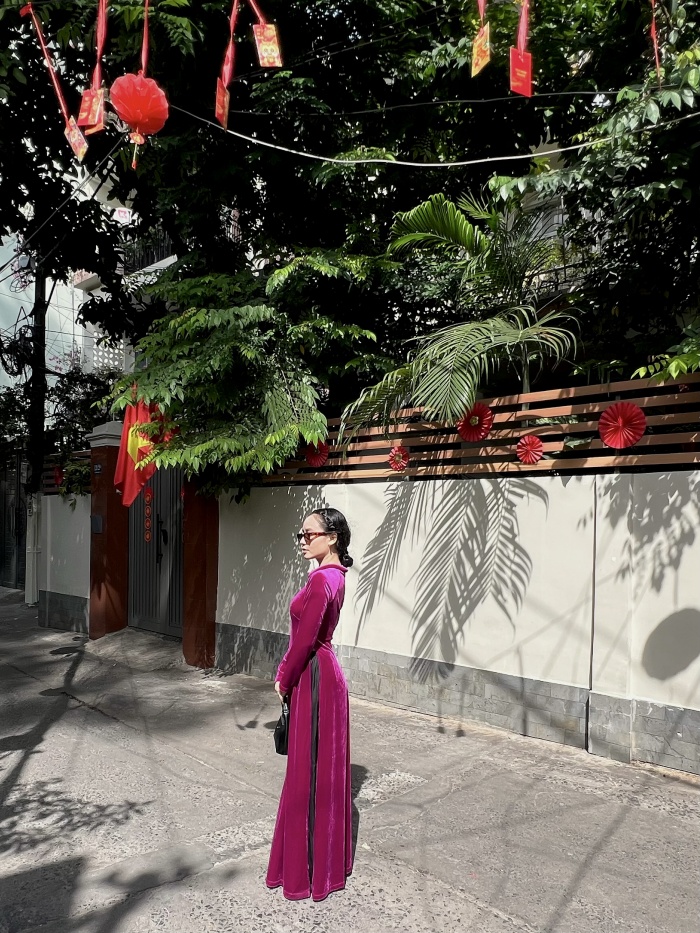 Trong trang phục áo dài nhung, một chất liệu vốn đòi hỏi sự sang trọng và thần thái cao sang nhưng Tú Hồ đã thể hiện một cách hoàn hảo nét đẹp của người phụ nữ Việt Nam đương đại: Vừa mềm mại, uyển chuyển nhưng cũng rất quyết đoán, mạnh mẽ.