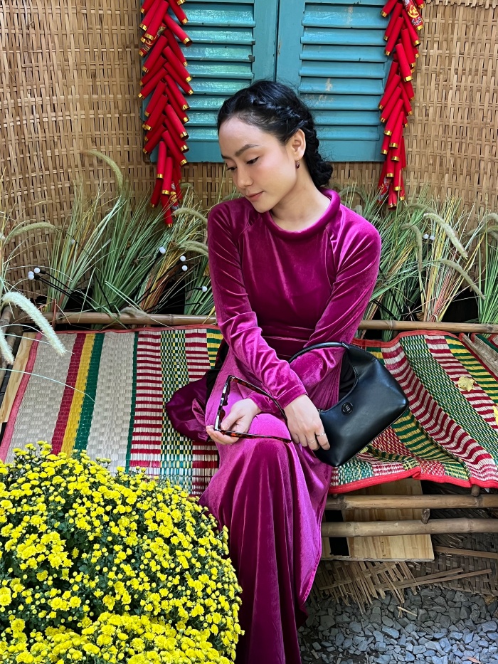 Phong cách thời trang của cô là sự kết hợp thông minh giữa giá trị truyền thống và tư duy hiện đại. Cách cô chọn bối cảnh tre nứa, pháo đỏ để làm nổi bật tà áo dài cho thấy một tư duy thẩm mỹ sắc sảo và am hiểu sâu sắc về văn hóa.