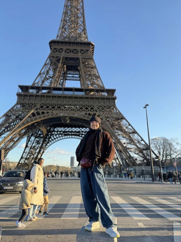 Mô tả Năm Chà check-in ở tháp Eiffel
