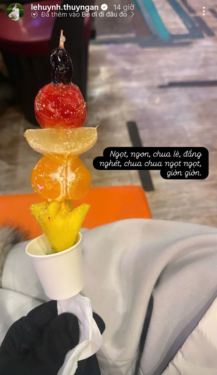 Lê Huỳnh Thúy Ngân chia sẻ cảm xúc lên story sau khi ăn kẹo trái cây phủ đường (Tanghulu). Ảnh: Instagram nhân vật