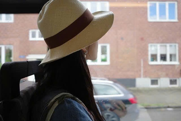 Khoảnh khắc nữ diễn viên ngồi cạnh cửa sổ đẹp tựa như một thước phim. Ảnh: Instagram nhân vật