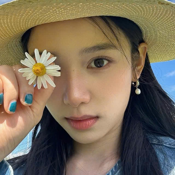 Khoảnh khắc selfie cận mặt với vẻ đẹp đầy trong trẻo của Trương Tịnh Nghi. Ảnh: Instagram nhân vật