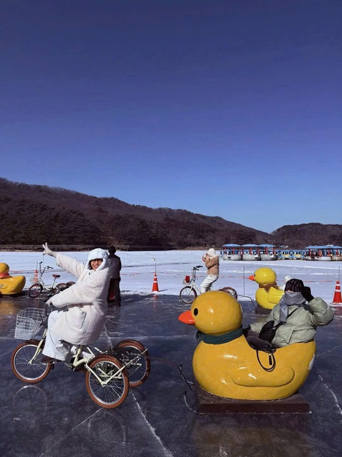 Màn “hoán vai” đầy lầy lội khi Diệu Nhi trực tiếp cầm lái chở Anh Tú. Ảnh: Instagram nhân vật