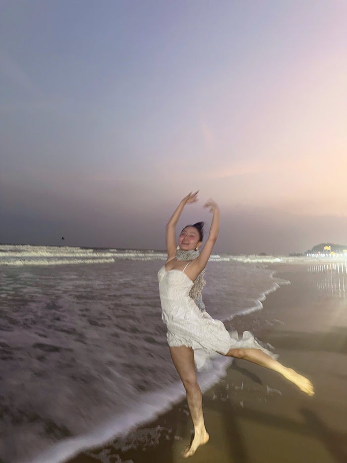 Những khoảnh khắc tạo dáng nhảy múa giúp Tú Hồ ghi lại loạt hình ảnh giàu cảm xúc trước biển. Ảnh: NVCC