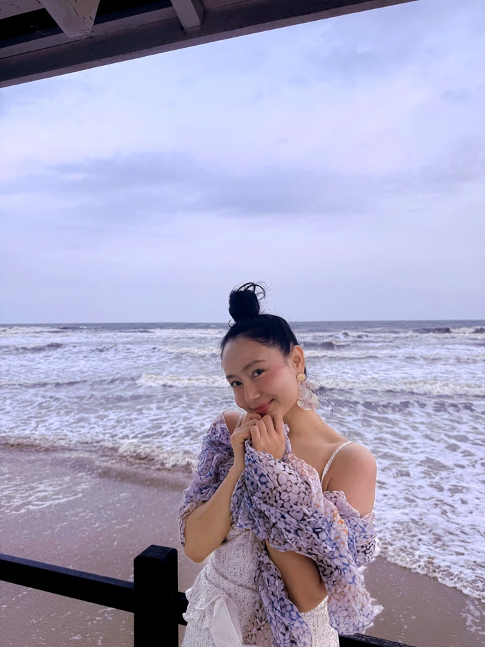 Vẻ đẹp ngọt ngào của diễn viên Tú Hồ giữa không khí trong lành của Vũng Tàu. Ảnh: NVCC