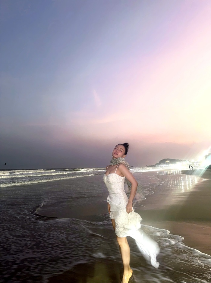 Diễn viên Tú Hồ thả mình giữa không gian biển trời Vũng Tàu trong chuyến nghỉ dưỡng ngắn ngày. Ảnh: NVCC