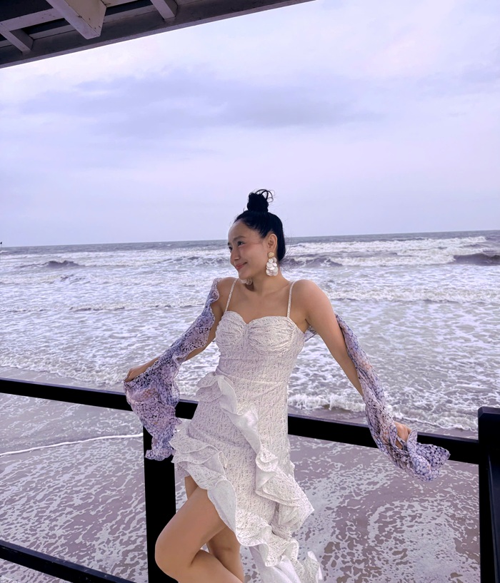 Trong trang phục váy trắng nhẹ nhàng, Tú Hồ nổi bật giữa biển xanh và bờ cát trải dài. Ảnh: NVCC