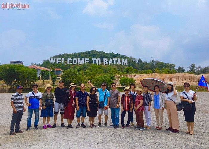 Đoàn khách check-in trên đảo Batam