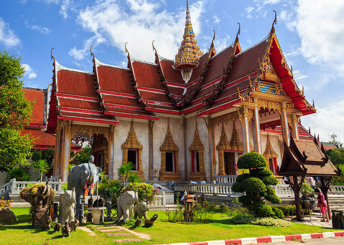 Đền Chalong có kiến trúc độc đáo, là một điểm đến nổi bật của thành phố Phuket. Ảnh: chudu24h.com.vn