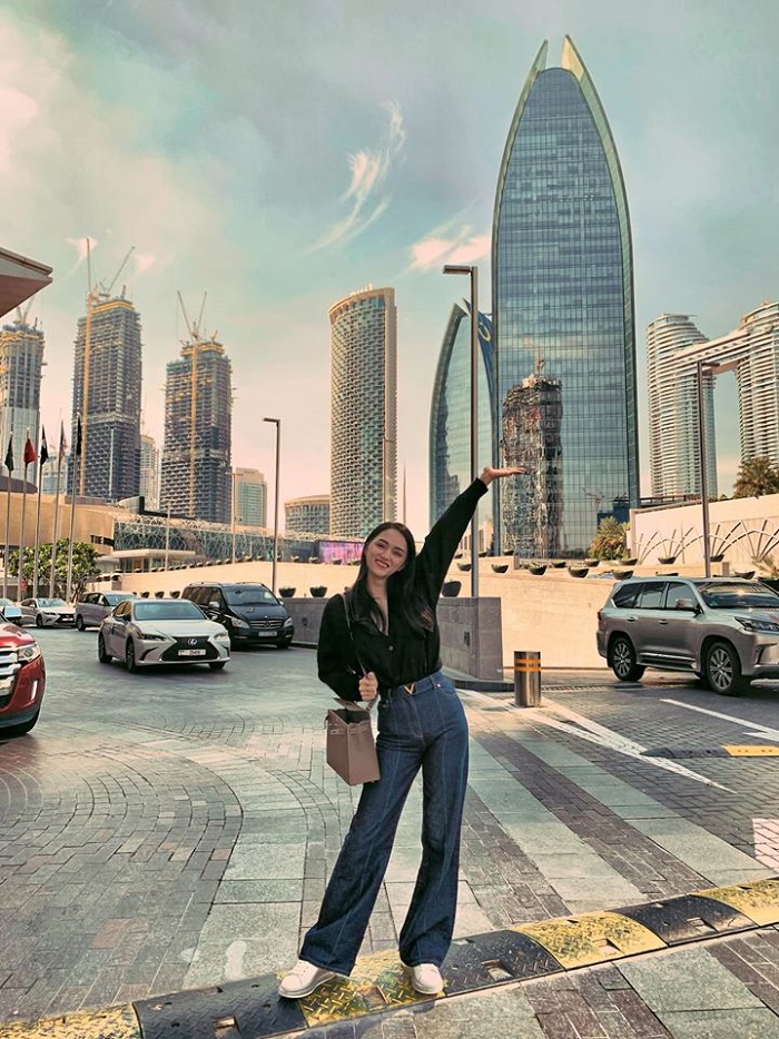 Hương Giang hào hứng cưỡi lạc đà ngắm cảnh sa mạc khi du lịch Dubai Hương Giang hào hứng cưỡi lạc đà ngắm cảnh sa mạc khi du lịch Dubai