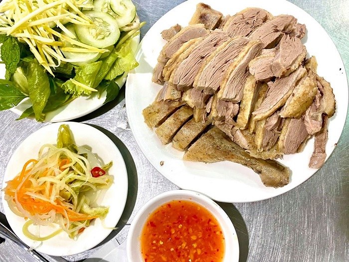 Hoa hậu Kỳ Duyên làm một food tour hoành tráng khi du lịch Phú Yên 