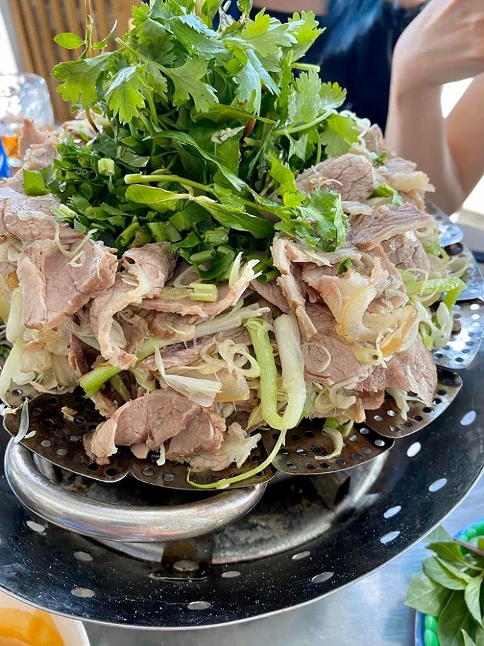 Hoa hậu Kỳ Duyên làm một food tour hoành tráng khi du lịch Phú Yên 