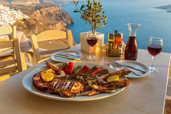 Khám phá món ăn hấp dẫn ở Santorini, Hy Lạp
