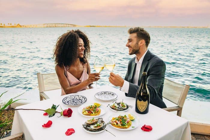 Du lịch Miami, thưởng thức bữa tối lãng mạn cùng người yêu.