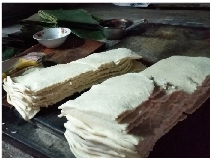 Bột gạo sau khi được cán chín mang ra nhồi đều, cán mỏng để cắt sợi. Bột cần được nhồi lực mạnh mới mịn đều, sợi mì cao lầu hấp ra mới dẻo dai.