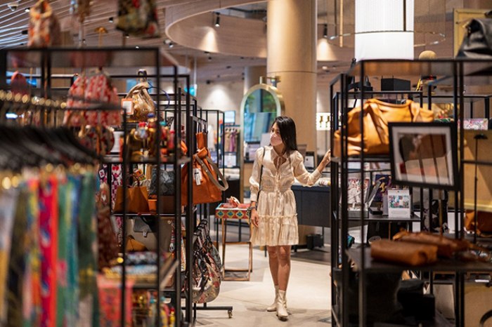 MC Hoàng Oanh khám phá Singapore