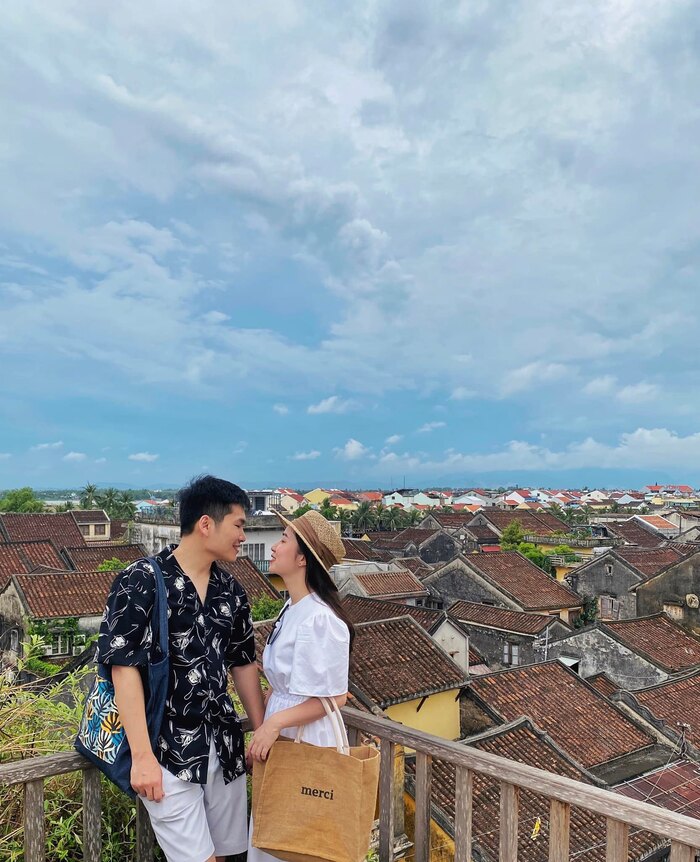 Bên trong các con hẻm chính là các quán cà phê mang nét đẹp trầm mặc, cổ kính và cũng được coi là một trong những địa điểm sống ảo nổi tiếng ở Hội An.