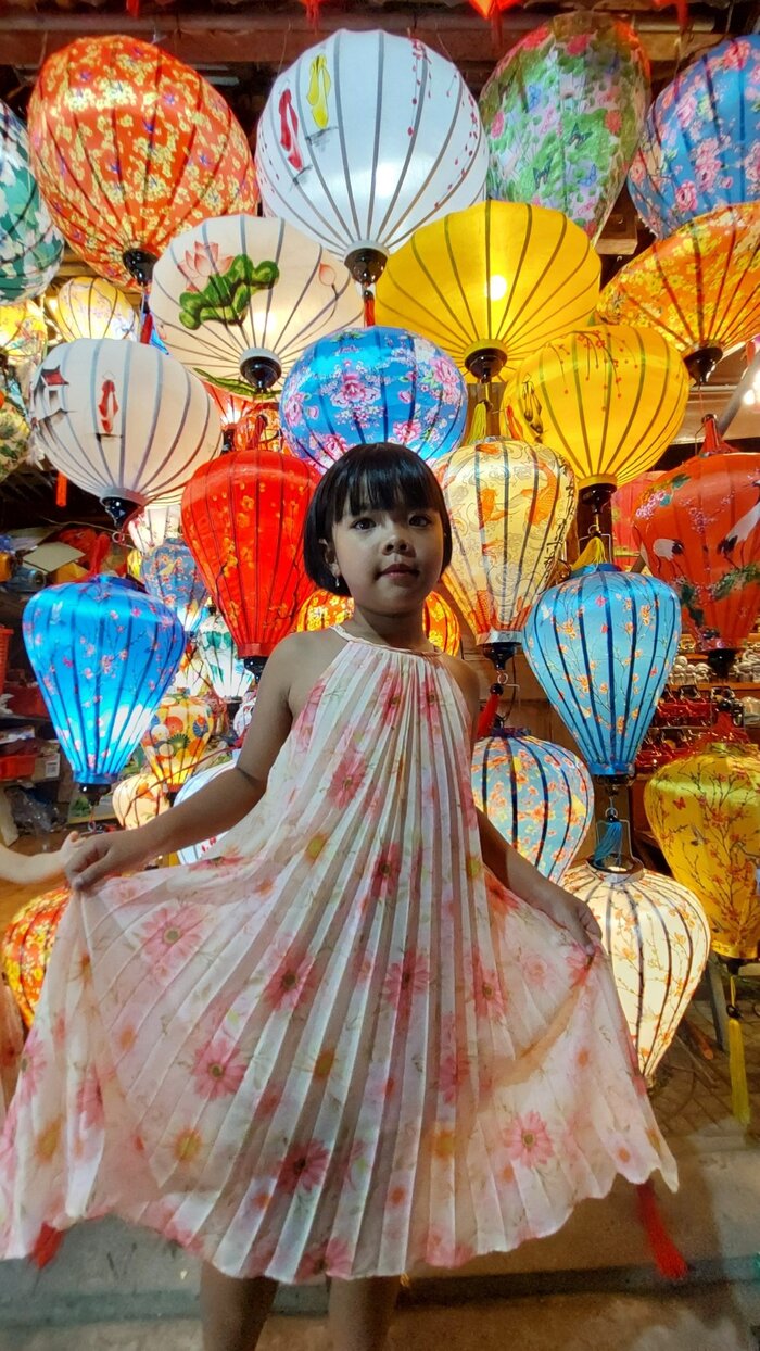 Phố đèn lồng Hội An cũng là một trong những địa điểm sống ảo nổi tiếng ở Hội An được tổ chức từ 6 giờ chiều tới 10 giờ đêm vào ngày 14 âm lịch hàng tháng