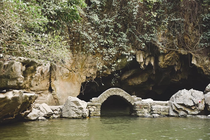 Bên trong Ao Dong Hang Luồn Hà Nam là hệ thống nhũ đá với đủ các hình dạng khác nhau, trông rất bắt mắt