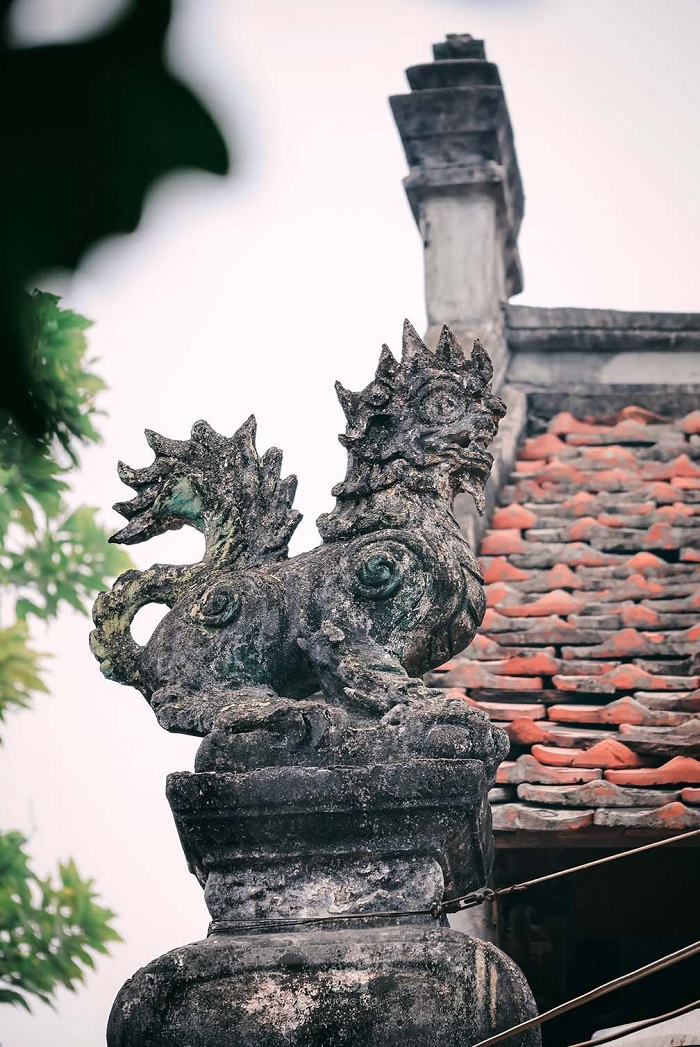 Mọi chi tiết trong chùa Láng Hà Nội đều đã nhuốm màu rêu phong