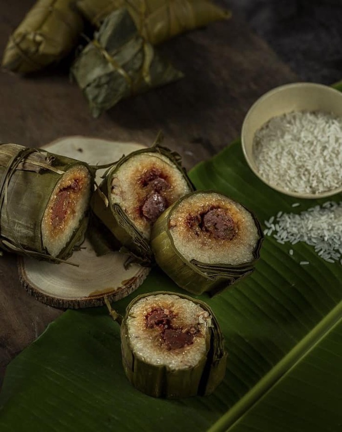 Món ăn đặc sản nổi tiếng Vĩnh Long này có vị nhân chuối xiêm ướp muối đường cho ngấm khác biệt.