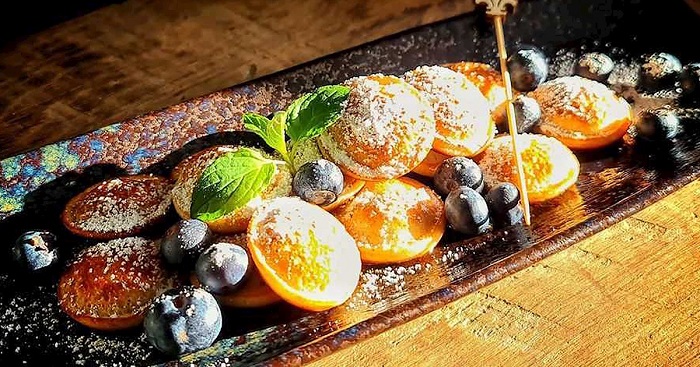 Bánh poffertjes có 2 nguyên liệu chính là nấm men và bột kiều mạch. 