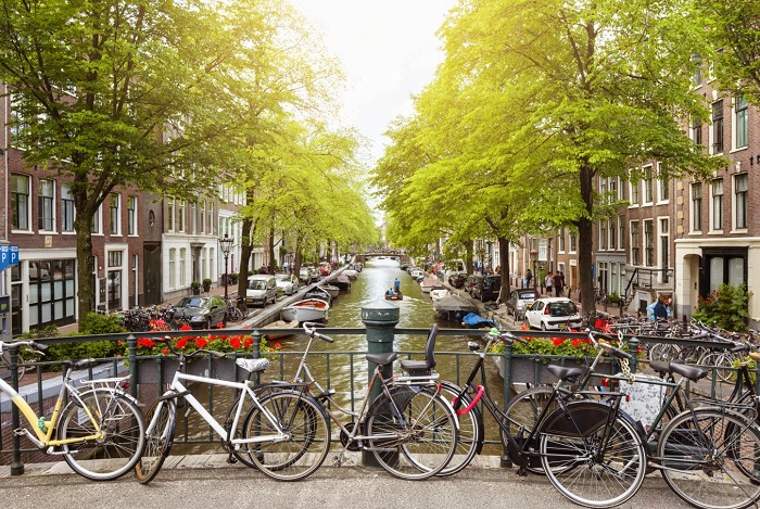 Xe đạp là phương tiện di chuyển phổ biến đến mức ở Hà Lan có nguyên làn đường dành cho người đi xe đạp.
