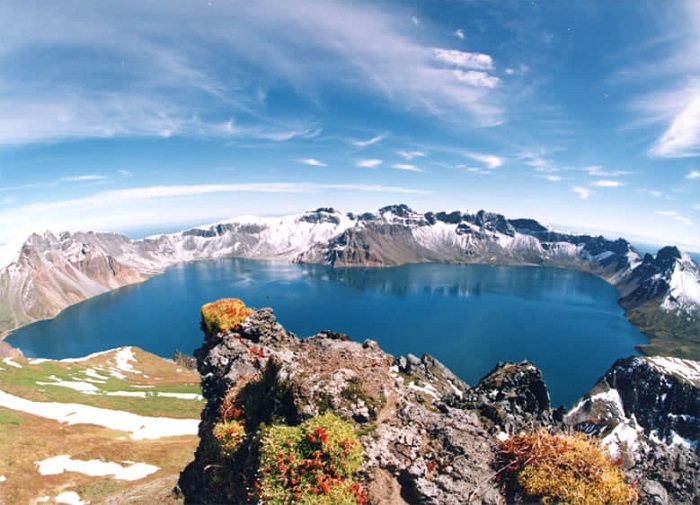 Khung cảnh nơi đây vẫn còn giữ được vẻ đẹp hoang sơ và hồ nước xanh mướt, là điểm đến yêu thích của những du khách thích leo núi. 