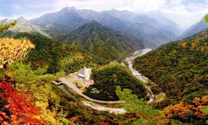 Triều Tiên nổi tiếng với những ngọn núi có vẻ đẹp vừa hoang sơ vừa thơ mộng và núi Myohyang là một trong số đó. 