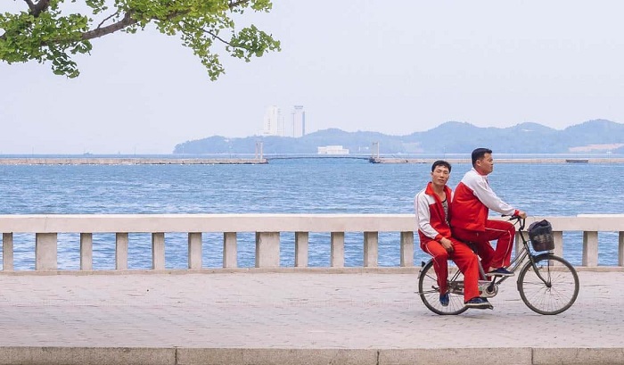 Đạp xe trên những con đường quanh biển là hoạt động yêu thích của nhiều du khách khi ghé đến đây. 