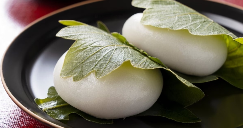 Bánh mochi gà mềm dẻo kết hợp cùng nhân đậu đỏ.