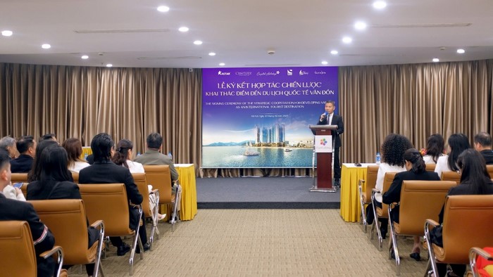 Ông Đặng Đình Việt – CEO Crystal Holidays Holding phát biểu tại Lễ ký kết hợp tác chiến lược khai thác điểm đến du lịch quốc tế Vân Đồn ngày 20/02/2025.