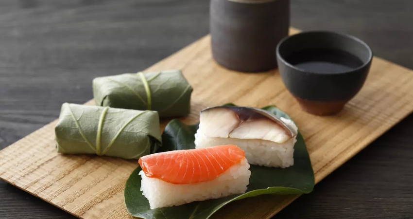 Sushi cá hồng cuốn lá.