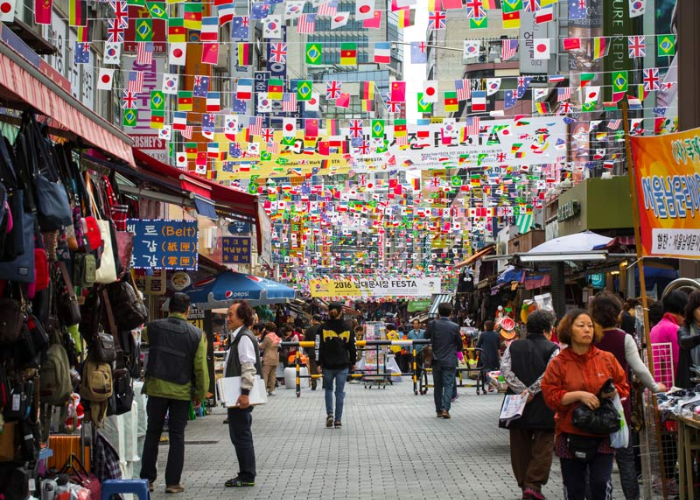 Chợ Dongdaemun là điểm đến địa phương bạn nhất định phải thử trong cẩm nang du lịch Seoul