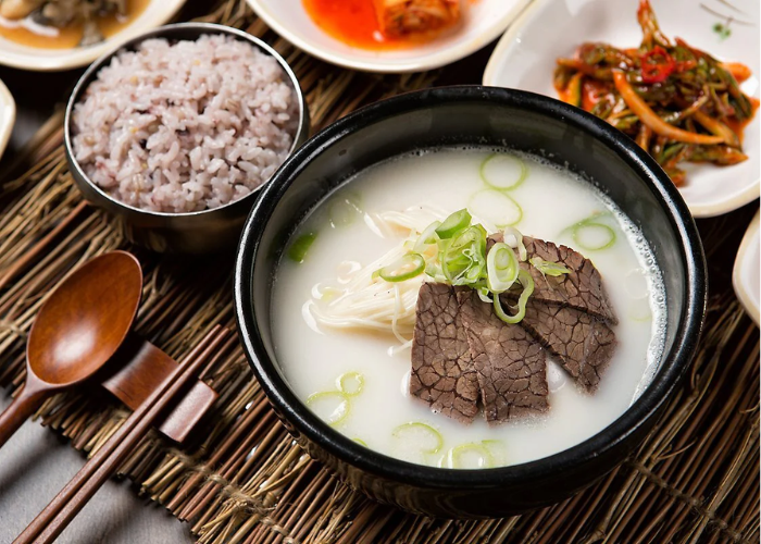 Trong cẩm nang du lịch Seoul gợi ý rằng bạn nên trộn cả tô cơm đầy vào canh xương bò để trải nghiệm hương vị chuẩn nhất