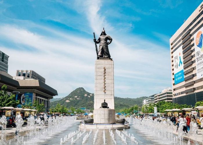 Quảng trường Gwanghwamun là địa điểm có ý nghĩa lịch sử trong cẩm nang du lịch Seoul