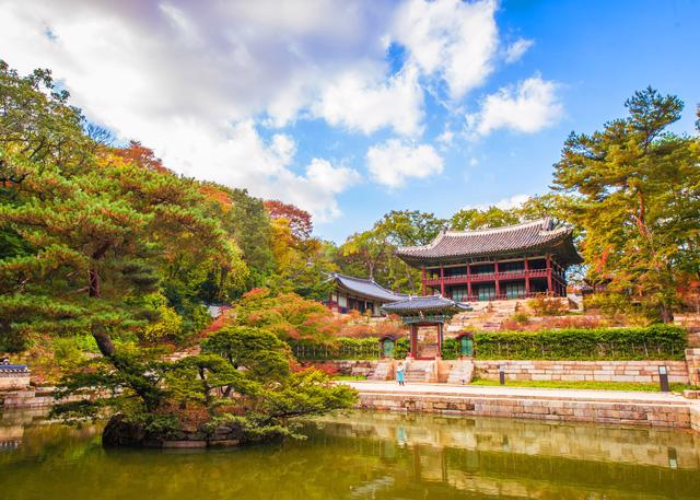 Cung điện Changdeokgung - nơi có khu vườn bí mật huyền bí tuyệt đẹp. Bạn nên đặt vé trước để có thể được tham quan địa điểm này